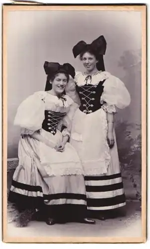 Fotografie Lantin, Aachen, Friedrich-Wilhelmplatz 10, Portrait junge Frauen in Trachten