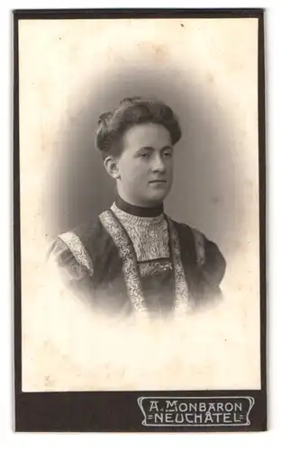Fotografie A. Monbaron, Neuchâtel, Rue de l`Hôpital, 17, Portrait junge Dame im hübschen Kleid
