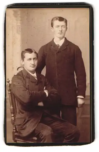 Fotografie J. Linck, Winterthur, Portrait zwei junge Herren in modischer Kleidung