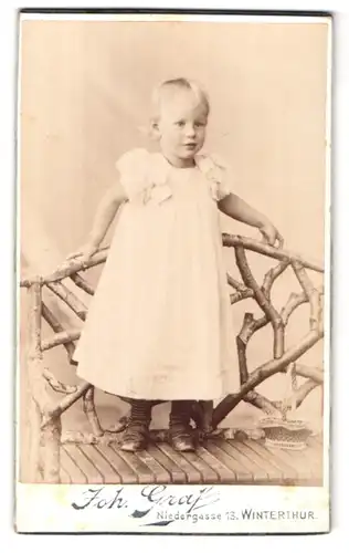 Fotografie Joh. Graf, Winterthur, Niedergasse 13, Portrait kleines Mädchen im weissen Kleid