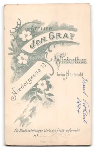 Fotografie Joh. Graf, Winterthur, Niedergasse 13, Portrait kleines Mädchen im weissen Kleid