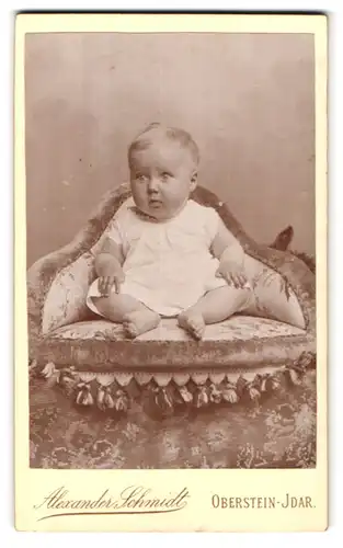 Fotografie Alexander Schmidt, Oberstein-Idar, Portrait süsses Kleinkind im weissen Hemd mit nackigen Füssen