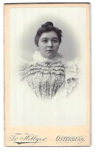 Fotografie Fr. Hillger, Osterburg, Portrait junge Dame im hübschen Kleid
