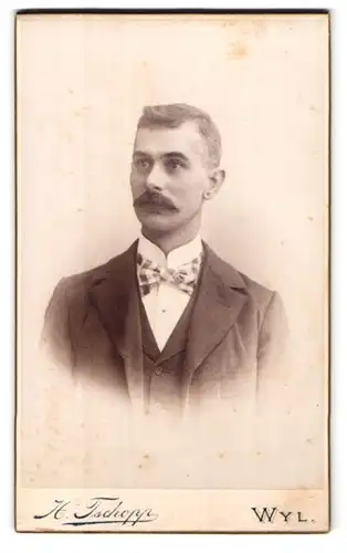 Fotografie H. Tschopp, Wyl /St. Gallen, Mattstrasse, Portrait modisch gekleideter Herr mit Moustache