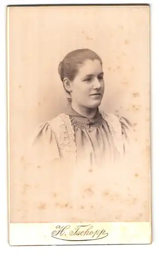 Fotografie H. Tschopp, Wyl /St. Gallen, Mattstrasse, Portrait junge Dame in hübscher Kleidung