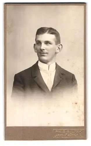 Fotografie Ph. & E. Link, Zürich, Portrait junger Herr im Anzug mit Krawatte
