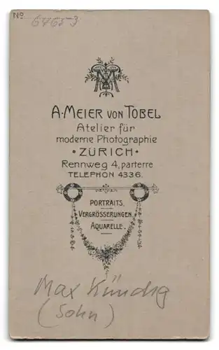 Fotografie A. Meier von Tobel, Zürich, Rennweg 4, Portrait süsses Kleinkind im Kleid mit nackigen Füssen