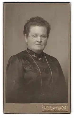 Fotografie Ph. & E. Linck, Zürich, Portrait ältere Dame in hübscher Kleidung mit Brille