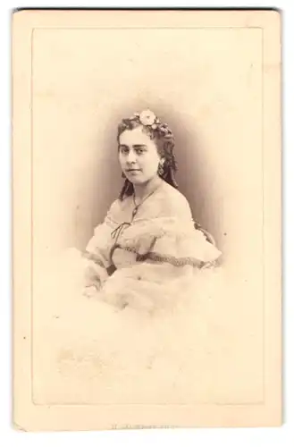 Fotografie H. Laurent, St. Petersburg, Grand rue des Ecuries 5, Portrait junge Frau im weissen Kleid mit Locken