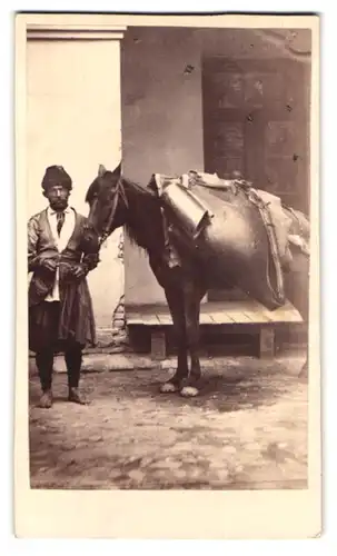 Fotografie Fotograf und Ort unbekannt, Traidler mit Pferd in russischer Tracht