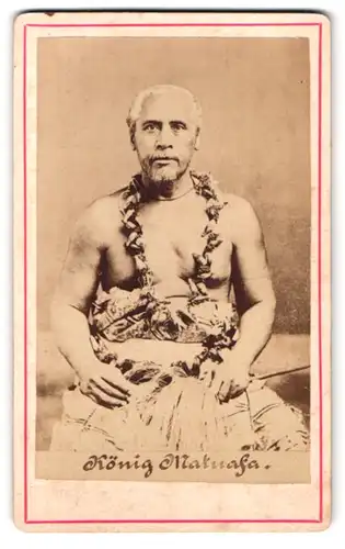 Fotografie Fotograf und Ort unbekannt, Portrait König Matuafa von Polynesien im Bastrock
