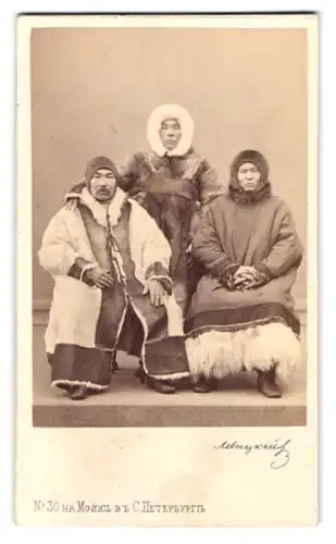 Fotografie Fotograf unbekannt, St. Petersburg, Portrait Eskimo Tschuktschen in typischer Kleidung