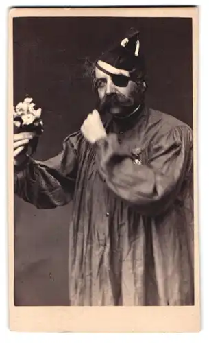 Fotografie Boutrimowitsch, St. Petersburg, Perspective de Nevsky, Portrait Schauspieler im Bühnenkostüm mit Orden