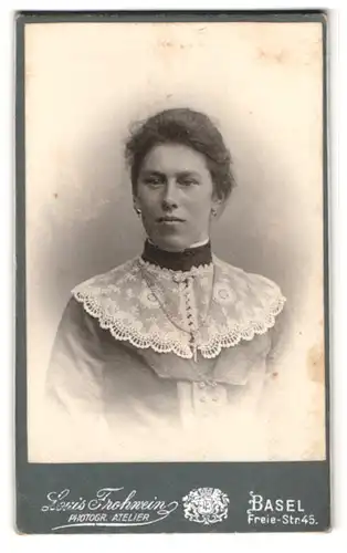 Fotografie Louis Frohwein, Basel, Freie Strasse 45, hübsche Dame in hochschliessendem Kleid