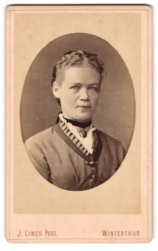 Fotografie J. Linck, Winterthur, Frau mit geflochtenem Haar und Halsband