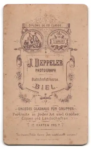 Fotografie J. Deppeler, Bienne, Rue de la Gare, junger Mann im Anzug mit Taschenuhr