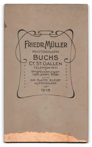 Fotografie Friedrich Müller, Buchs, Frau in schwarzem Kleid mit freundlichem Lächeln