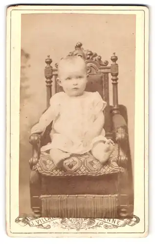 Fotografie J. Villars, Bienne, Kleinkind im Sesselchen