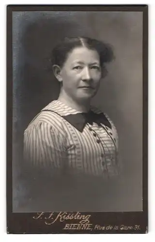 Fotografie F. J. Kissling, Bienne, Rue de la Gare 31, Frau in gestreiftem Kleid