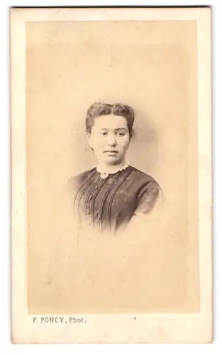 Fotografie F. Poncy, Genéve, Rue du Rhône 29, junge Frau im Portrait