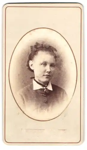 Fotografie J. Höflinger, Basel, Blumenrain 32, hübsches Fräulein im Portrait