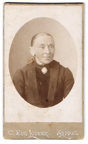 Fotografie C. Eug. Looser, Kappel, Toggenburg, alte Frau mit strenger Frisur und freundlichem Lächeln
