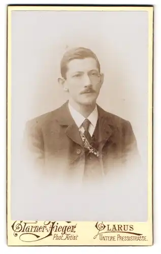 Fotografie Glarner-Fieger, Glarus, Untere Pressistrasse, bürgerlicher Herr im Anzug