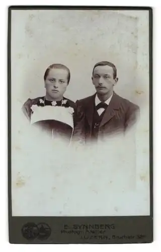 Fotografie E. Synnberg, Luzern, Bruchstrasse 32, junges Ehepaar im Portrait