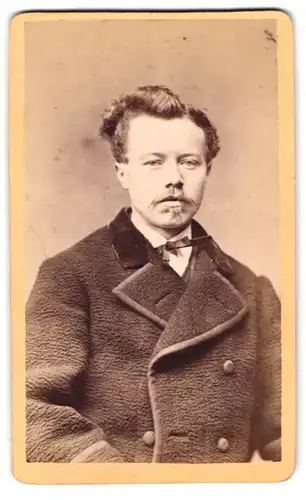 Fotografie A. Binninger, Lahr, junger Mann im Mantel