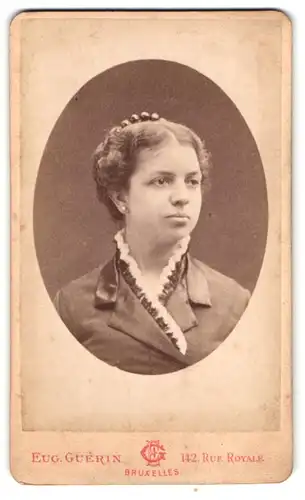 Fotografie Eug. Guérin, Bruxelles, 142 Rue Royale, Frau mit Steckfrisur im Portrait