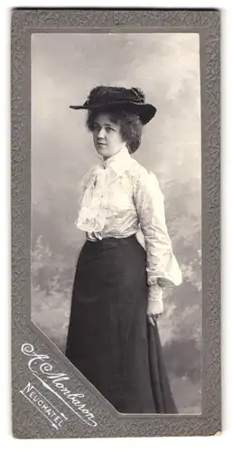 Fotografie A. Monbaron, Neuchâtel, junge Dame in Rock und Bluse mit Hut