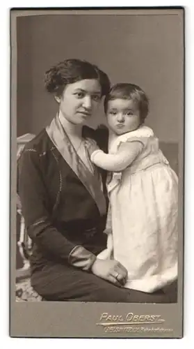 Fotografie Paul Oberst, Oelsnitz, Bahnhofstrasse, Mutter mit ihrer Tochter