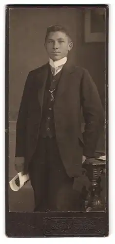 Fotografie F. Kugler, Schaffhausen, Vordergasse 14, junger Herr im Sonntagszwirn