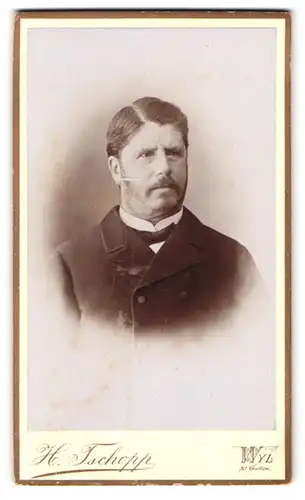 Fotografie H. Tschopp, Wyl, Portrait Herr mit Seitenscheitel im Anzug