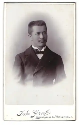 Fotografie Joh. Graf, Winterthur, Niedergasse 13, Portrait junger Herr im Anzug mit Fliege