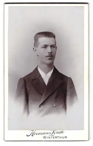 Fotografie Hermann Linck, Winterthur, Portrait junger schlanker Herr im Anzug mit Krawatte