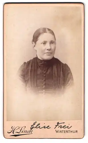 Fotografie H. Linck, Winterthur, St. Georgenstrasse, Portrait Hausfrau Elise Frei im Sonntagskleid