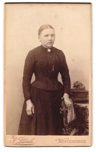 Fotografie J. Linck, Winterthur, St. Georgenstrasse, junge Dame im Tailierten Kleid mit Brosche