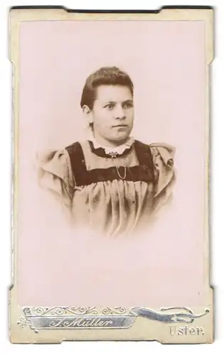 Fotografie Atelier Müller, Uster, Portrait junge Dame mit Brosche & Halskette im Kleid