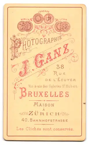 Fotografie J. Ganz, Bruxelles, 38 Rue de l'Ecuyer, Dame mit Schmuck - Ohrringen & Brosche im Foto-Atelier