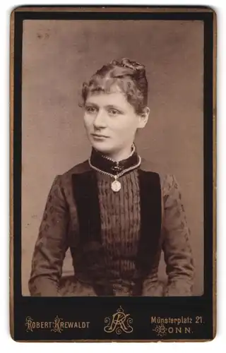 Fotografie Robert Krewaldt, Bonn, Münsterplatz 21, Portrait hübsche junge Dame mit Halskette & Anhänger