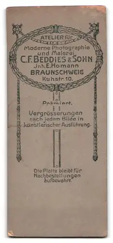 Fotografie C.F. Beddies & Sohn, Braunschweig, Kuhstr. 10, Knabe in Marineuniform mit Spazierstock