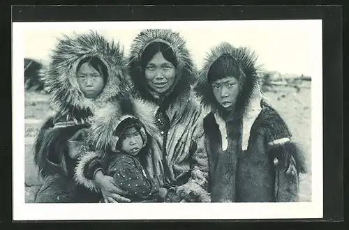 AK Alaska, Le Sourire chez les Esquimaux du Détroit de Behring, Eskimomutter mit Kindern