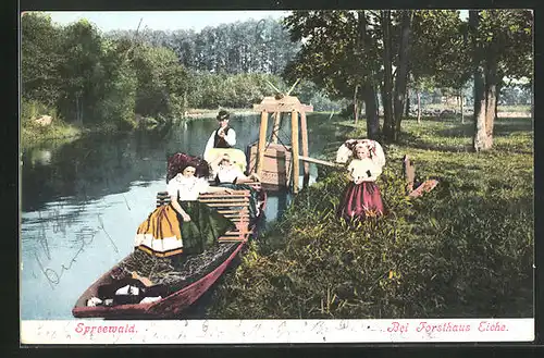 AK Spreewald, Bei Forsthaus Eiche, Frauen in Tracht mit Boot
