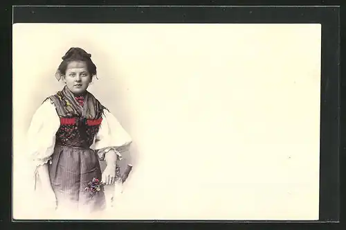 AK Frau in Schwarzwälder Tracht mit Blumensträusschen