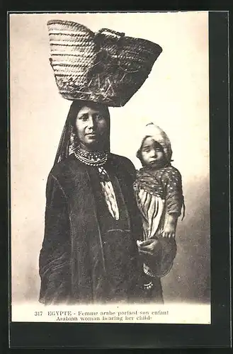 AK Egypte, Arabian woman bearing her child, Araberin mit Kind