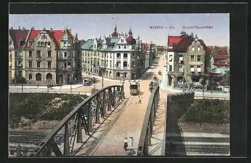 AK Worms a. Rh., Brunhildebrücke mit anfahrender Strassenbahn