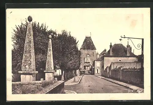 AK Noyers-sur-Serein, Les Pyramides remplacant la Tour des Enfants