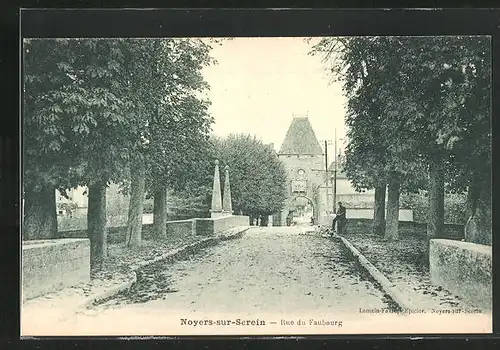 AK Noyers-sur-Serein, Rue du Faubourg, Pyramides