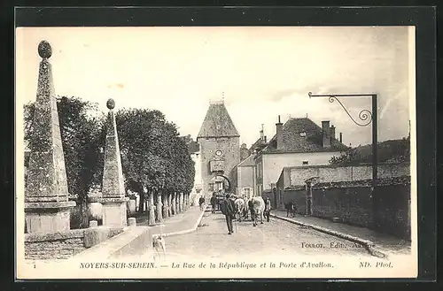 AK Noyers-sur-Serein, La Rue de la Rèpublique et la Porte d`Avallon